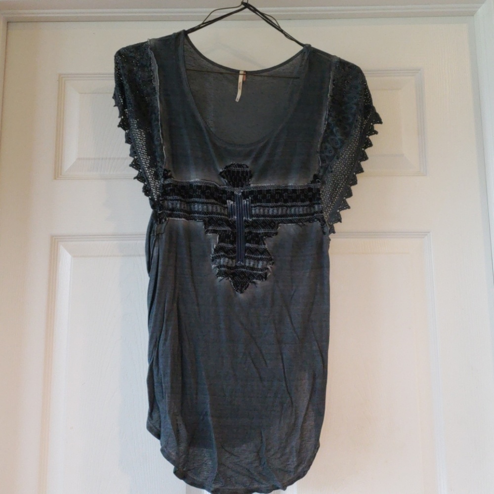 Free People L embroidered tee